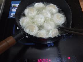 18. 炸的过程中一定得小火，饺子皮上色快，如果用大火会容易焦，所以一定要小火来炸