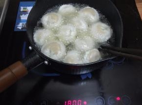 18. 炸的过程中一定得小火，饺子皮上色快，如果用大火会容易焦，所以一定要小火来炸