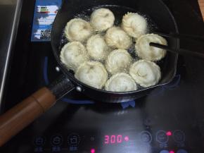 19. 炸的过程中记得勤加翻动，这样炸出来的颜色会更均匀