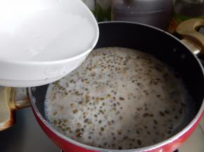 绿豆煮开加入糯米糊