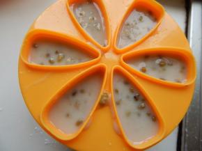 煮至均匀倒模具，然后放冰箱四个小时