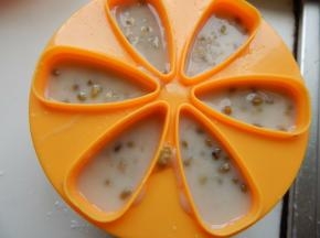 煮至均匀倒模具，然后放冰箱四个小时