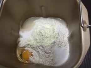 1. 所有材料都称好，除了黄油，其它所有的材料都投进东菱智能面包机T06S-W