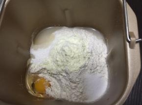 1. 所有材料都称好，除了黄油，其它所有的材料都投进东菱智能面包机T06S-W