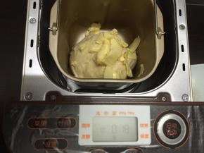 4. 再启动第二次揉面，这时可把黄油投进面包机内继续揉面，我总共用了三次20分钟的普通揉面程序