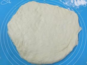 8. 把发酵好的面团取出按压开排气