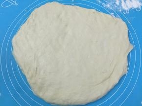 8. 把发酵好的面团取出按压开排气