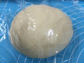 9. 面团的总量是312克，裹圆用保鲜纸盖住松弛以防表面干掉