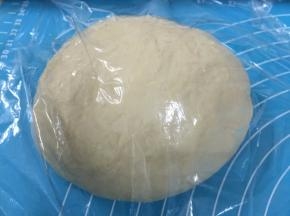 9. 面团的总量是312克，裹圆用保鲜纸盖住松弛以防表面干掉