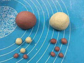 12. 这个步骤是做小熊，两只小熊的身体均为35克，熊耳朵为1克，鼻子和脚是2克，（大小可适当调整）剩余的面团做棒棒糖