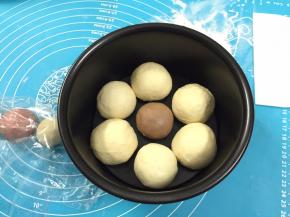 11. 把要花朵的面团揉圆，码放在6寸戚风模具里