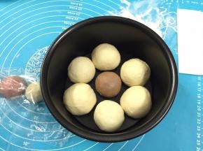 11. 把要花朵的面团揉圆，码放在6寸戚风模具里