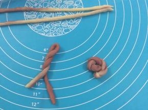15. 搓成长条状，卷起来圈成棒棒糖形状