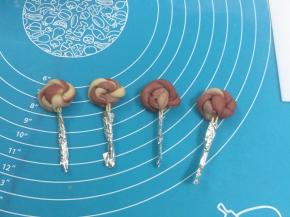 16. 用牙签固定好成棒棒糖，牙签用锡纸包一下，以防进烤箱时烤焦，（或者事用水泡一泡也可以）