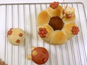 19. 出炉后放在凉架网上，放凉后再给小熊进行画表情