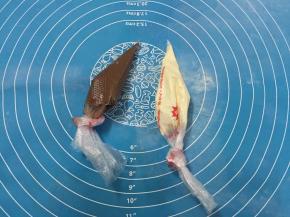 20. 把隔水溶化好的巧克力装在裱花袋来进行给小熊画表情