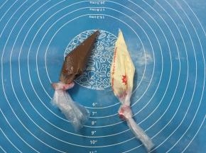 20. 把隔水溶化好的巧克力装在裱花袋来进行给小熊画表情