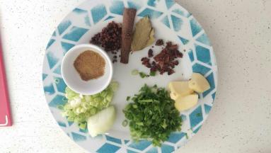 把葱切断，生姜切大块，洋葱切片。