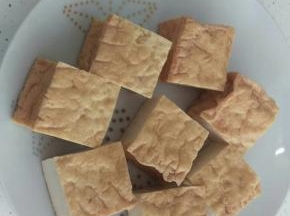 豆腐切大块。