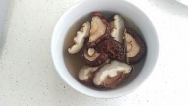 香菇泡水，对半切。