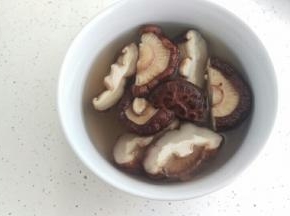 香菇泡水，对半切。