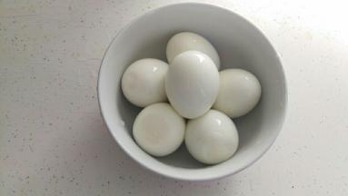 鸡蛋提前煮好，去皮。