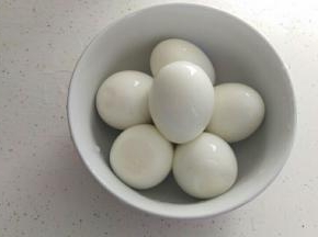鸡蛋提前煮好，去皮。
