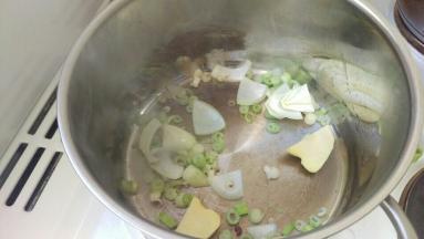 先热油炒洋葱，生姜，葱出香味。