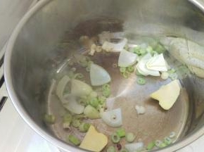 先热油炒洋葱，生姜，葱出香味。
