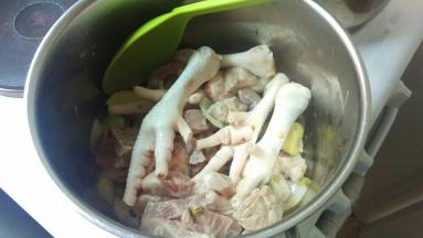 再加入肉和鸡爪翻炒一下。