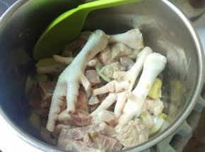 再加入肉和鸡爪翻炒一下。