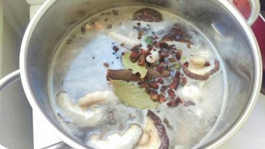 倒入香菇水，再加水盖过肉，再加入额外的香料。加入酱清，老抽，胡椒粉。