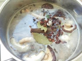 倒入香菇水，再加水盖过肉，再加入额外的香料。加入酱清，老抽，胡椒粉。