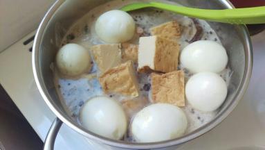 再加入鸡蛋和豆腐，等大火来了以后，放中小火，煮1个小时后加入糖，再煮30分钟，就可以出炉咯！