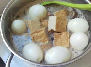 再加入鸡蛋和豆腐，等大火来了以后，放中小火，煮1个小时后加入糖，再煮30分钟，就可以出炉咯！