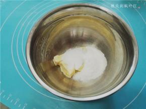 将切成小块并软化的黄油加入细砂糖；