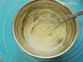用打蛋器打到体积蓬松，颜色变浅；