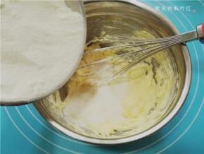 面粉过筛加入到打发好的黄油里；