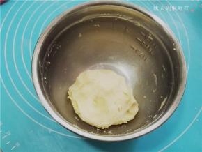 用刮刀拌匀，成为挞皮面团；