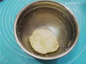 用刮刀拌匀，成为挞皮面团；