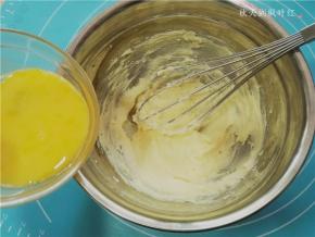 将全蛋液分3次加入并继续搅打，每次都要吸收完全再加入下一次；