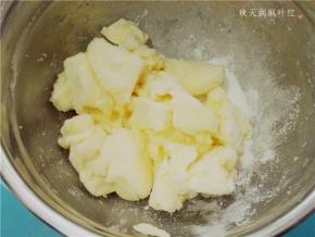 冷冻挞皮时开始制作挞馅 ：
奶油奶酪倒入大碗里加糖，先将奶酪与糖混合均匀；