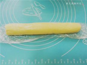 将挞皮面团放在保鲜膜上整理成条状，放入冰箱冷藏20分钟左右，使其变硬。