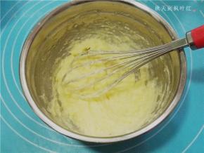 用打蛋器将奶酪打至细腻顺滑的状态；