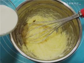 分次少量的加入淡奶油搅打均匀；