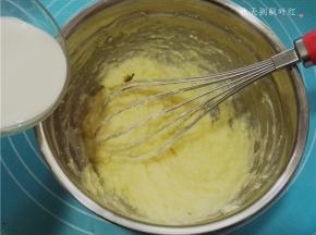 分次少量的加入淡奶油搅打均匀；