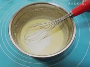 再加入玉米淀粉，搅打均匀，成为光滑细腻的挞馅。