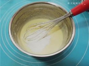 再加入玉米淀粉，搅打均匀，成为光滑细腻的挞馅。