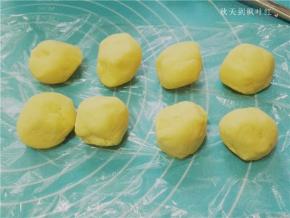 取出冷藏好的面团，将挞皮材料均分成8个，每个30克；
