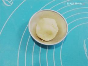 取一小块挞皮面团，放入挞模中；